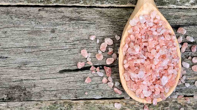 himalayan_pink_rock_salt_on_wooden_spoon_on_table